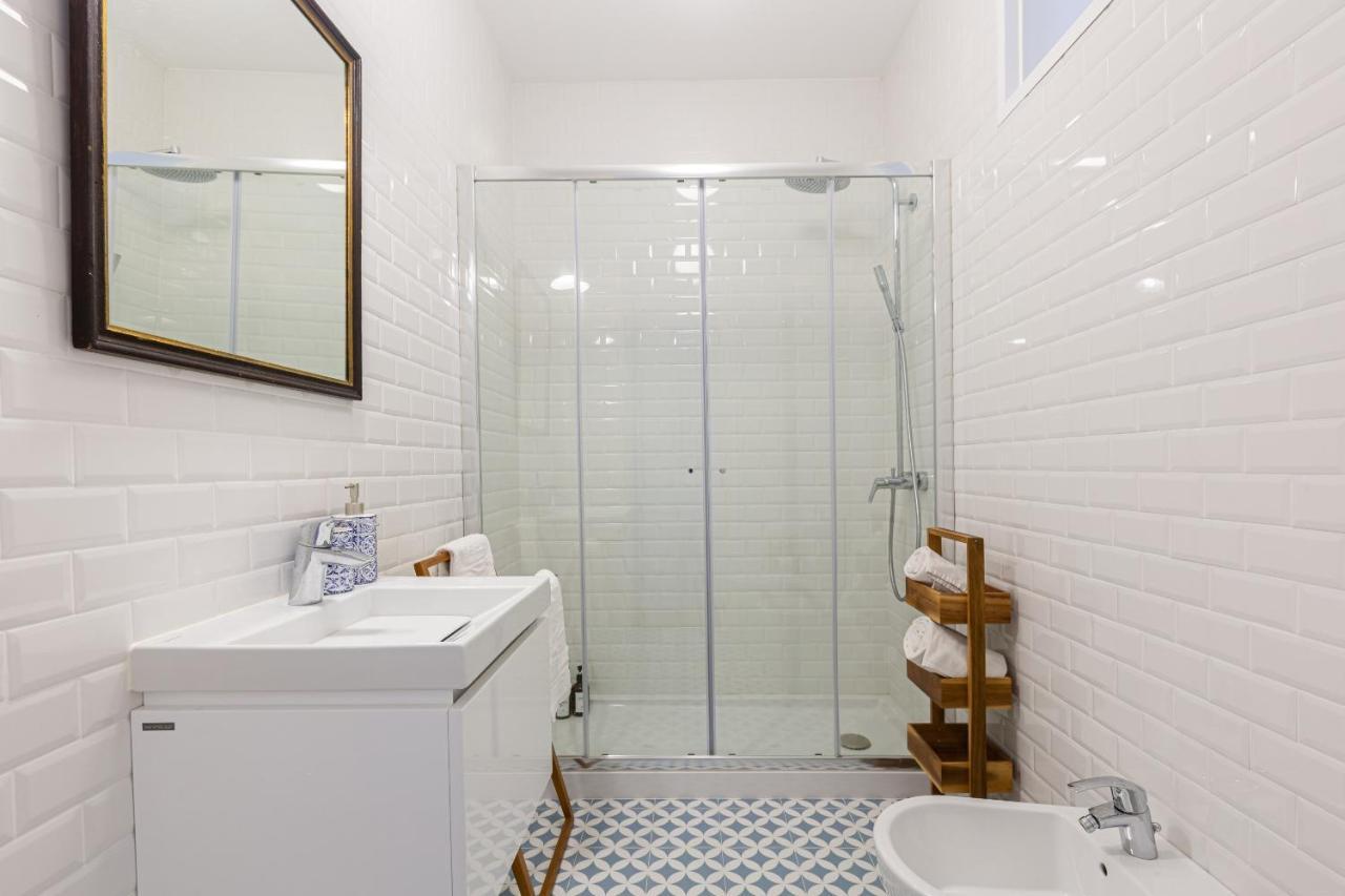 White & Blue Vintage Home In Graca 리스본 외부 사진